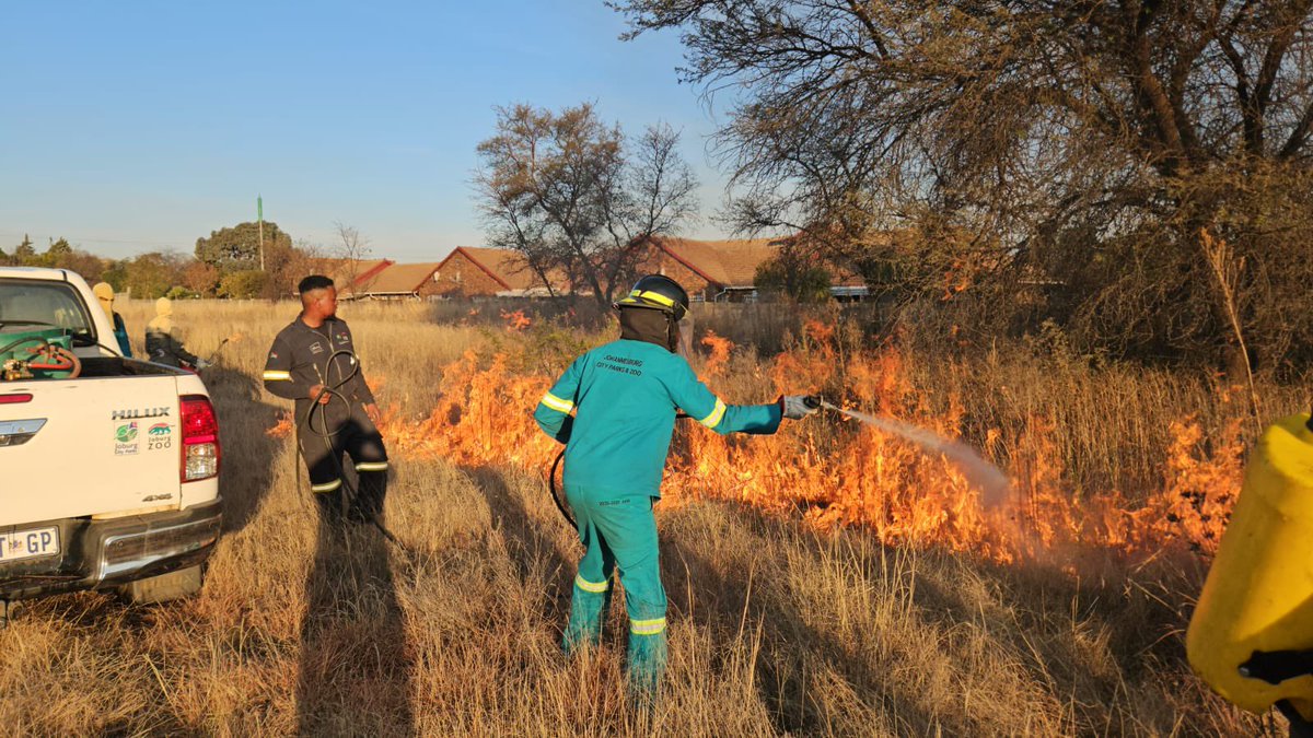 JoburgParksZoo's tweet image. It’s fire break season 🔥 

JCPZ has an obligation in terms of the National Veld and Forest Fire Act, No 101 of 1998 to create or renew the firebreaks in and around our nature reserves, koppies, bird sanctuaries, ridges, and swaps. 

#Firebreaks #jcpzservices