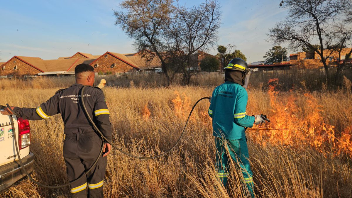JoburgParksZoo's tweet image. It’s fire break season 🔥 

JCPZ has an obligation in terms of the National Veld and Forest Fire Act, No 101 of 1998 to create or renew the firebreaks in and around our nature reserves, koppies, bird sanctuaries, ridges, and swaps. 

#Firebreaks #jcpzservices