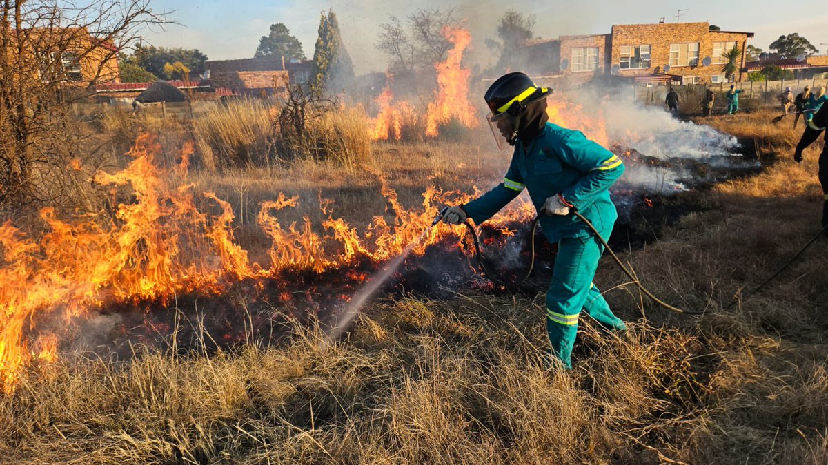 JoburgParksZoo's tweet image. It’s fire break season 🔥 

JCPZ has an obligation in terms of the National Veld and Forest Fire Act, No 101 of 1998 to create or renew the firebreaks in and around our nature reserves, koppies, bird sanctuaries, ridges, and swaps. 

#Firebreaks #jcpzservices