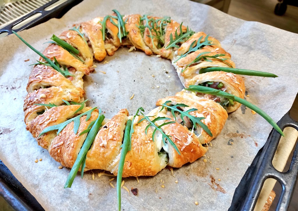 Ne vienmēr Jāņu vainags ir jāpin, var arī uzcept. Pašcepts Jāņu vainags.