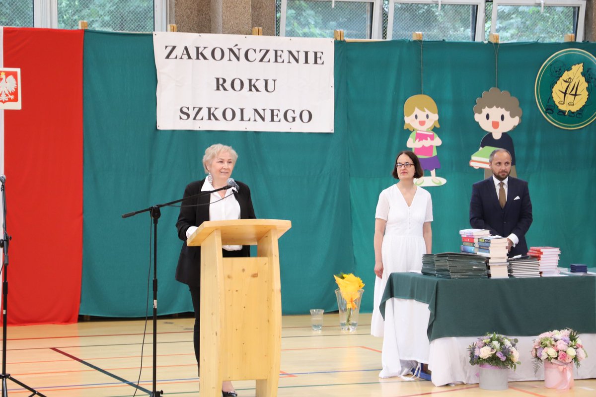 KO_Szczecin's tweet photo. 🏃♂️🏁 Do mety #wakacje dobiegli już także uczniowie #SP74 w #Szczecin.
Tam #ZKO Katarzyna Koszewska oraz @BoguckiZbigniew wyróżnili najwybitniejsze osoby.
👏 Gratulujemy Wszystkim i życzymy niezapomnianego odpoczynku 🙂 https://t.co/ZPh13UC6Dl