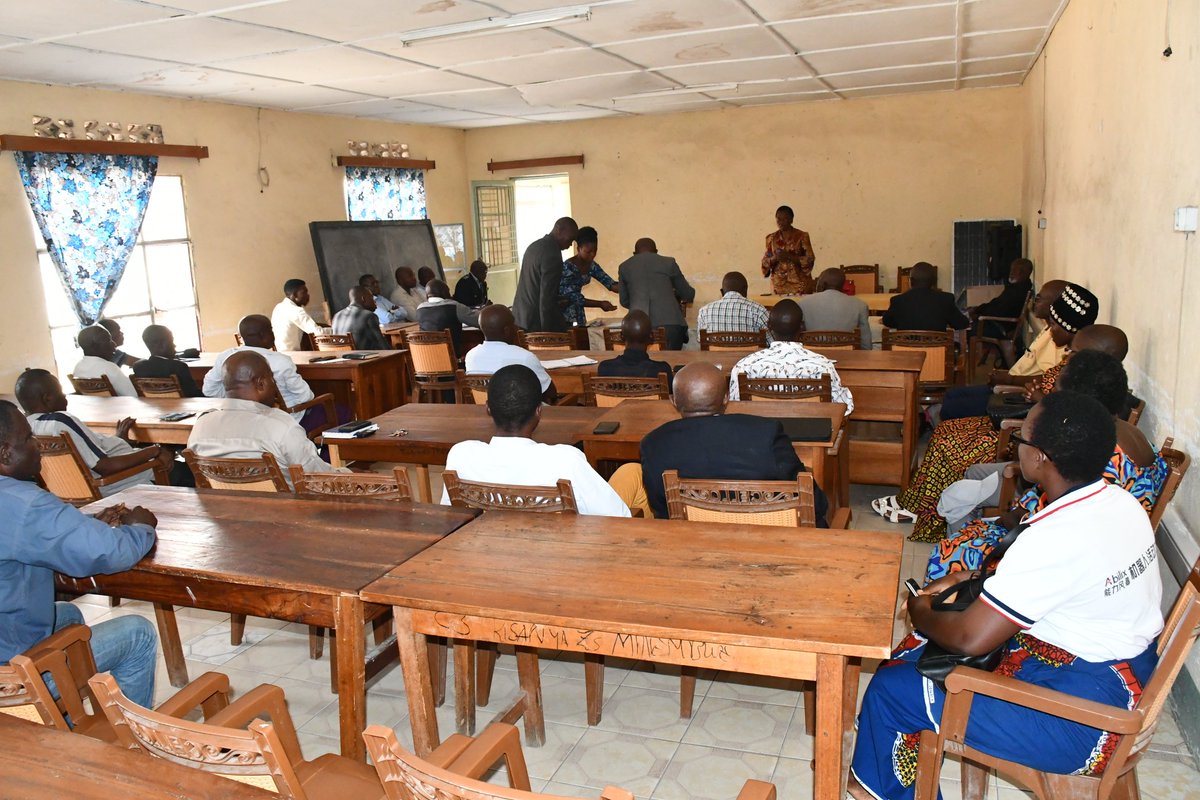 VilleBaraka's tweet photo. #Baraka: Le Maire a.i, Mme Emérite TABISHA M. a conduit ce vdi 23 juin une réunion avec les chefs des services Etatiques en présence de l'insp. adj. de la territ. au S-K, Mr MWEZE K. Au menu des échanges : Bonne marche à suivre des services étatiques et solidarité entre agents. https://t.co/1jlUT16YSV