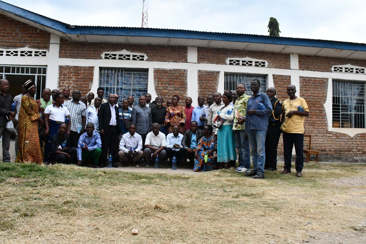 VilleBaraka's tweet photo. #Baraka: Le Maire a.i, Mme Emérite TABISHA M. a conduit ce vdi 23 juin une réunion avec les chefs des services Etatiques en présence de l'insp. adj. de la territ. au S-K, Mr MWEZE K. Au menu des échanges : Bonne marche à suivre des services étatiques et solidarité entre agents. https://t.co/1jlUT16YSV