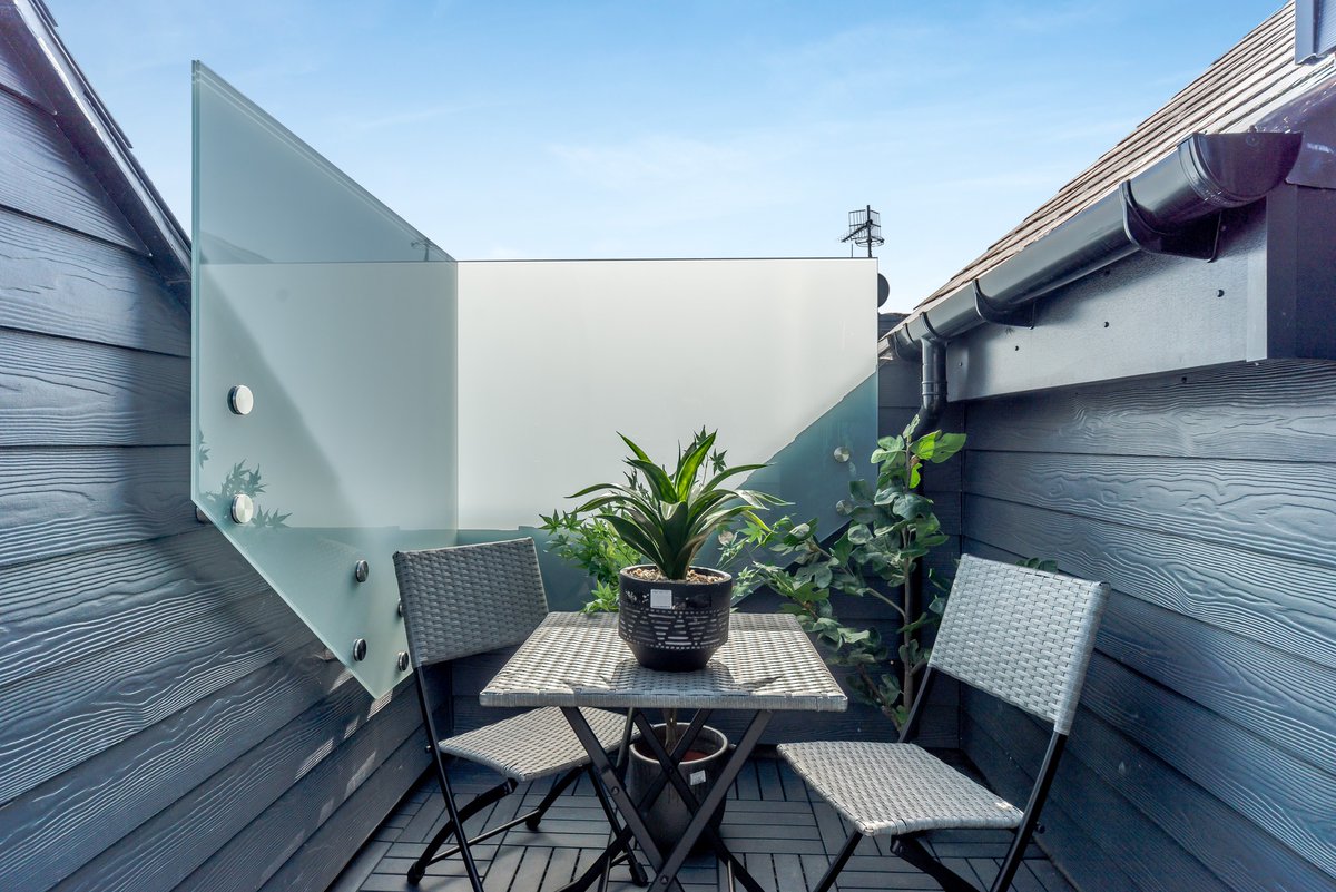 Gilbert_Homes's tweet photo. Discover the epitome of contemporary living at this newly converted #2bed #luxuryhome. 

Situated in a set back position a short walk from #Windsor Castle and the iconic Long Walk this penthouse is available for £595,000. 

Please contact us for more information. https://t.co/wAndswf02O