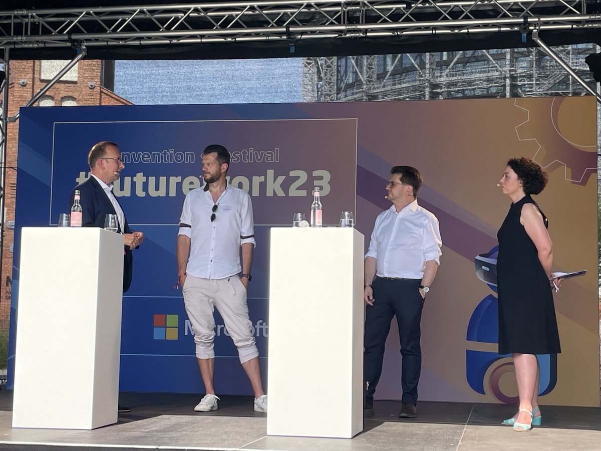 ThorbenAlbrecht's tweet photo. Es war eine anregende und lebendige Diskussion über die #4TageWoche mit @LorenzIlling und C. Rogge-Strang bei sommerlichen Temperaturen auf der Open-Air-Stage der #futurework23. Danke für die Einladung zu diesem Austausch, @DieBDA https://t.co/qQQ6xDHNru