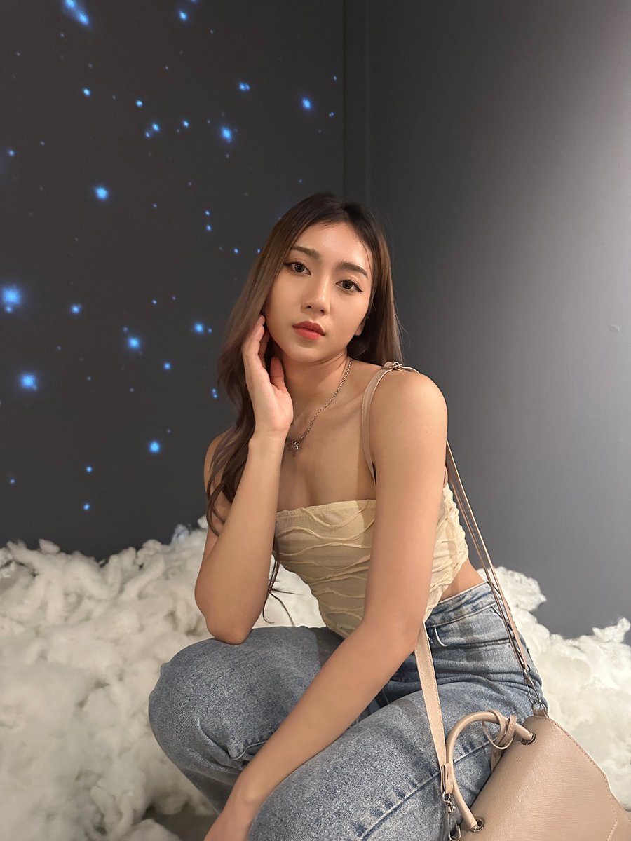 babe.valanisss tweet media