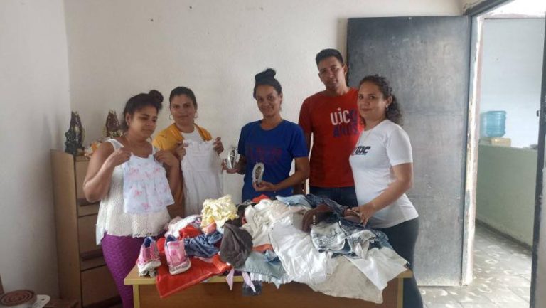 escambraycu's tweet photo. Los jóvenes de #SanctiSpíritusEnMarcha brindan su aporte para aliviar las pérdidas materiales de los habitantes de la región oriental, zona afectada por las intensas lluvias
https://t.co/FbPXHfYk0K #Cuba https://t.co/KJKIHAIqoq