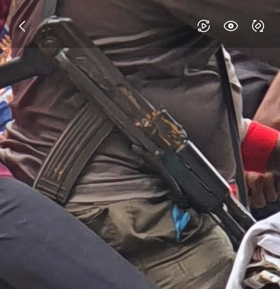 eguaba2011's tweet image. This happend in a public place around ikeja lagos where police officers hang gun unprofessional @ARISEtv