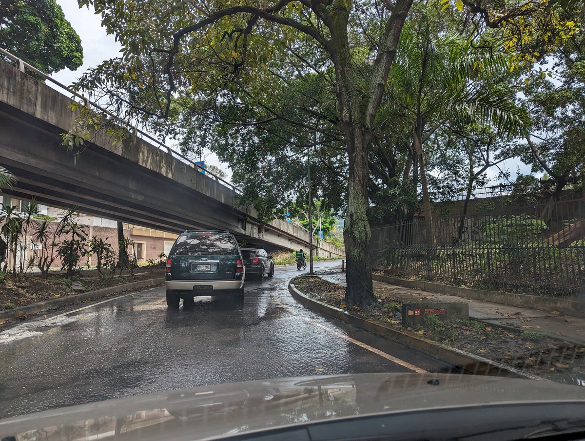 asopraes's tweet photo. Cuatro urbanizaciones se unen para reportar a @HidroCapital2 la grave situación sanitaria que durante 3 semanas ha producido la inundación de aguas de cloaca que corren por la redoma: Prados del Este, Alto Prado, Lomas de Prados y Manzanares piden solución urgente. No más caos.!! https://t.co/D1XiZ1HEsX
