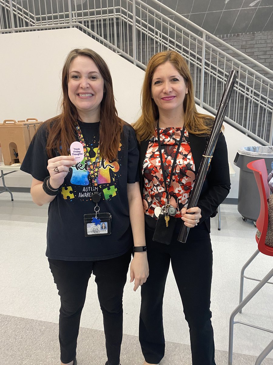 🚨 Prize patrol caught the early 🐦🐦 this morning at #HISD_E3 conference 💻 here at @BellaireHigh. So excited to see all the great presentations today from @TeamHISD 👩🏾‍🏫👨🏼‍🏫 @HISD_Inst_tech