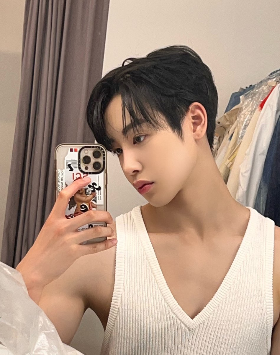 xikers_official's tweet photo. [#헌터] 보그 촬영할 수 있게 돼서 너무 영광이었습니다! 예쁘게 봐주세용 🤍🩵🤍🩵
#xikers #싸이커스 https://t.co/urbC8qIlFf