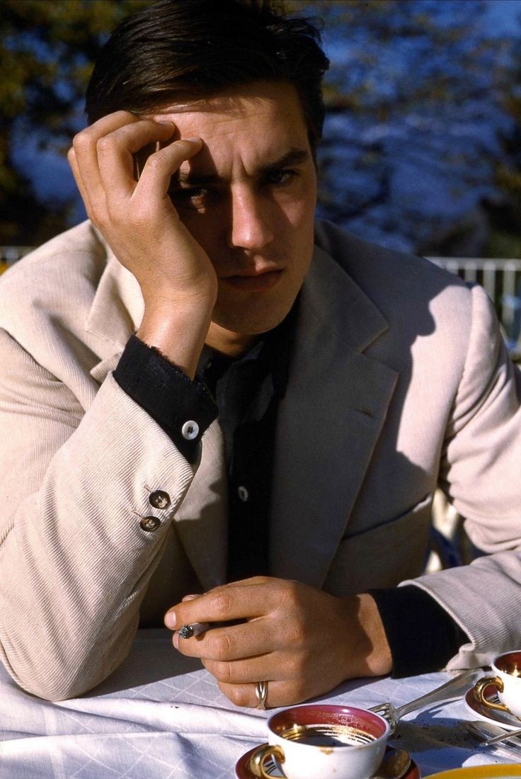 Alain Delon at Cannes, 1959.

#AlainDelon #Cannes #film #FilmTwitter