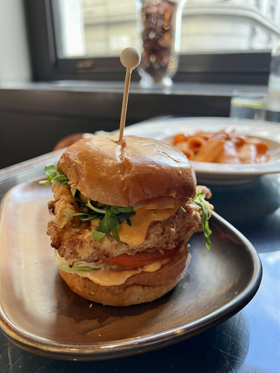 Happy FRY-day! Here’s our buttermilk fried chicken sandwich, chilli mayo, arugula, tomato, brioche bun 🍔 
#FridayFeeling