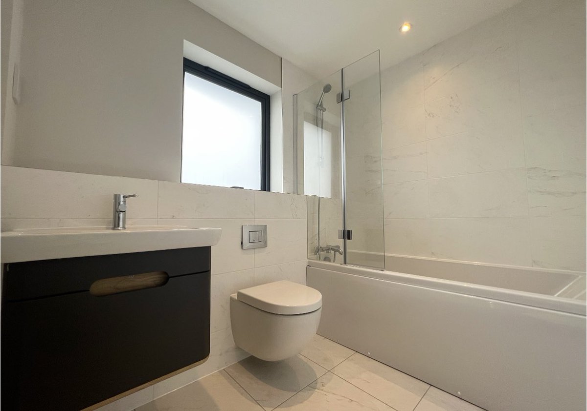 JSNorthDevon's tweet image. It’s #completionday for Plot 8 at #Highfields today! 🥳🥂

Wishing many #congratulations and a very happy #movingday to the new owners! 🎉🚛📦

Here’s some snaps of the finished product looking AMAZING… 😍🔥🙌🏻

We have limited plots remaining on Phase 1! 👉🏻☎️ 01271 325 153