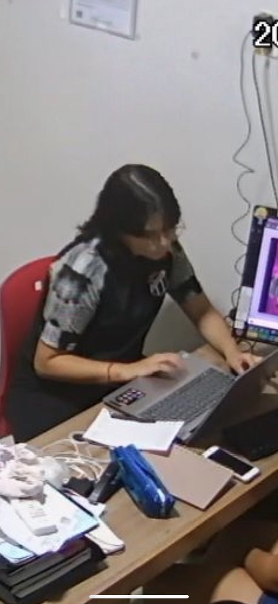 studythv's tweet image. Eu bem gostoso estudando na sala, se eu for lindo assim estudando, vou estudar mais 😭