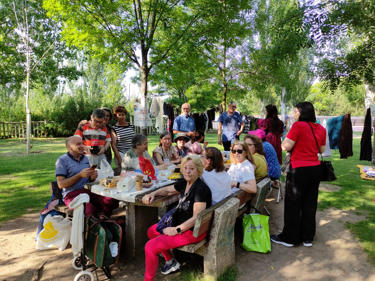 BDTVALLADOLID's tweet photo. Ayer en la reunión-fiesta de verano de los soci@s del @BDTVALLADOLID  #trueque #intercambio #compartir https://t.co/gMC4YguUJG