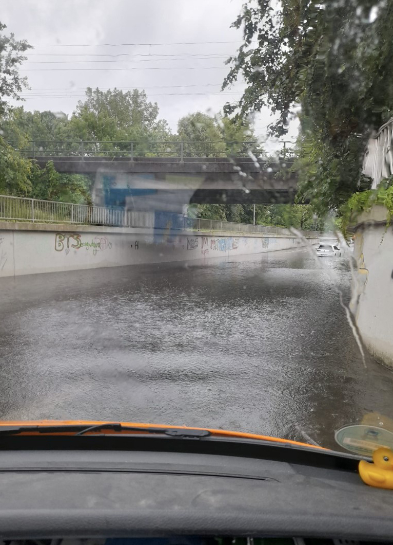 Die Regenfälle haben ein Pumpenhaus an der Unterführung der K32 im Gütersloher Stadtteil Avenwedde beschädigt. Die Straße ist zwar wieder frei, die Pumpen aber noch nicht repariert. Bei erneutem Starkregen könnte es wieder zu einer Sperrung kommen. (jfo)