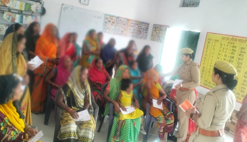 santkabirnagpol's tweet photo. #MissionShakti अभियान के अंर्तगत पुलिस अधीक्षक @santkabirnagpol के निर्देशन में @psdudhara द्वारा विभिन्न स्थानों पर छात्राओं/महिलाओं को @UPGovt द्वारा दिए गए कल्याणकारी योजनाओं,महत्वपूर्ण हेल्पलाइन नंबरों 1090,1076,112 आदि के बारे में जागरूक किया। https://t.co/Ixwkg9I1Ht
