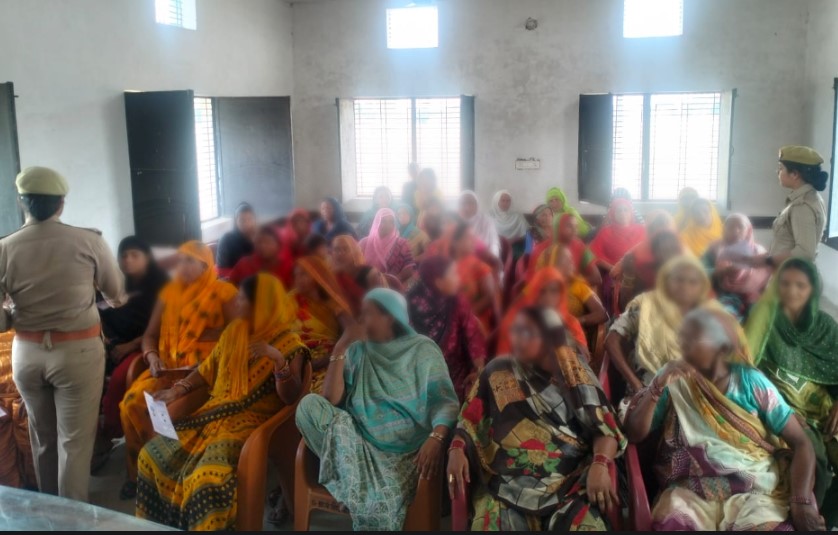 santkabirnagpol's tweet photo. #MissionShakti अभियान के अंर्तगत पुलिस अधीक्षक @santkabirnagpol के निर्देशन में @psdudhara द्वारा विभिन्न स्थानों पर छात्राओं/महिलाओं को @UPGovt द्वारा दिए गए कल्याणकारी योजनाओं,महत्वपूर्ण हेल्पलाइन नंबरों 1090,1076,112 आदि के बारे में जागरूक किया। https://t.co/Ixwkg9I1Ht
