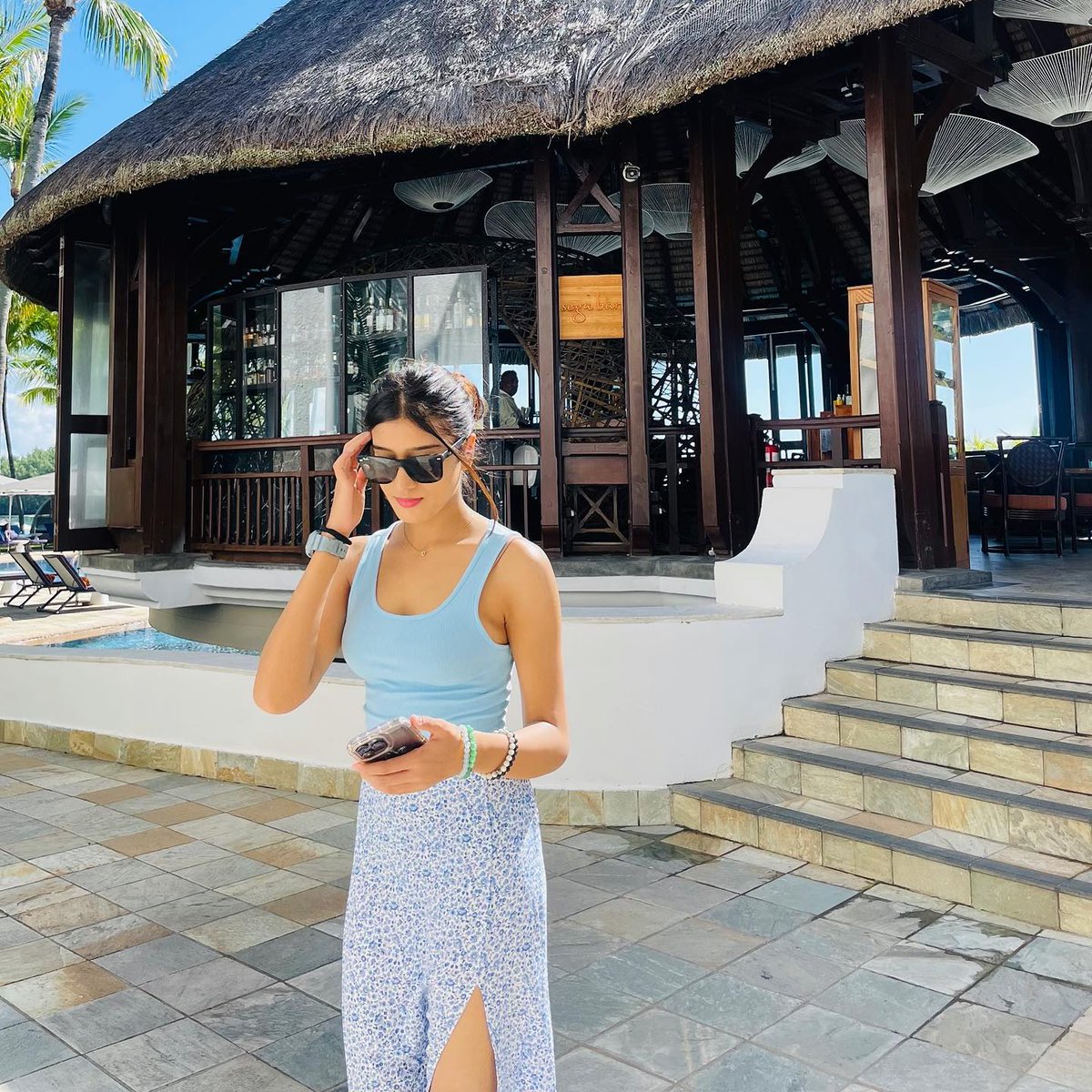 'Bade bade deshon me aisi choti -choti battein hoti rehti hai , Senorita ' 💙 ... 
.
.
.
.
.
 #Aadhyaanand  #aadhya_anand  #Mauritius  #travelphotography  
#fyu  #explorepage  #Bollywoodactors