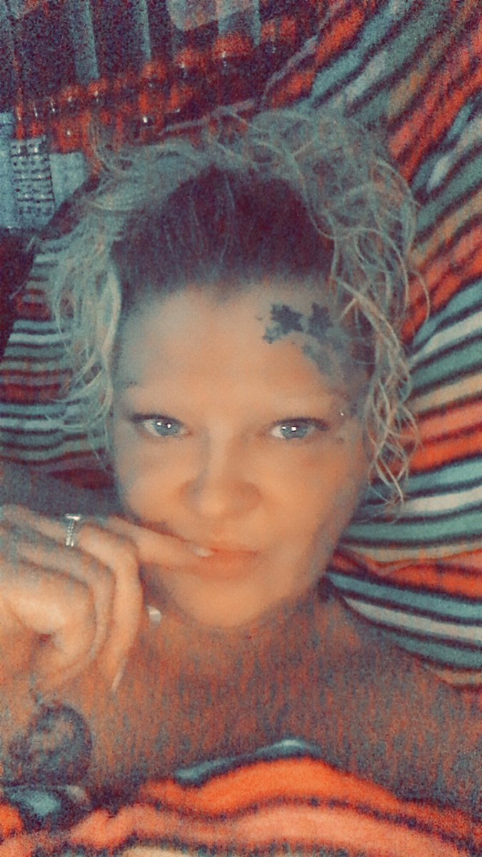 Zoe_Butler78's tweet photo. Late night 🌙✨
#latenight #snuggledup #crazymotherbutler #ｓｉｎｇｌｅ #singlelife #singlemomsrock #funnylooking #facetattoo #♥️ https://t.co/vCtjzZIO9M
