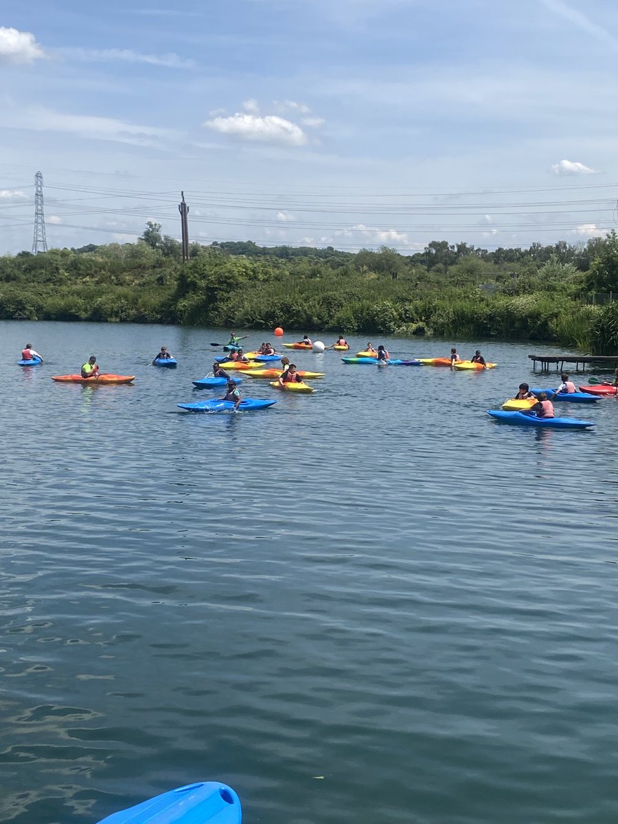 HoldbrookPri's tweet image. Year 6 are having lots of fun in the glorious sunshine! #learningisfun #paddlepower