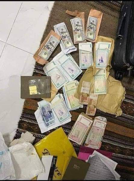 name202223's tweet photo. کراچی میں ڈپٹی کمشنر کے گھر پر چھاپہ
 2 لاکھ تنخواہ لینے والے ڈی سی کے گھر سے
 10 کروڑ ڈالر
20 کروڑ پاکستانی
 500 تولہ سونا نکلے۔
اور مہنگی ترین ولائتی شراب کروڑوں روپے کی برآمد ھوئے ھیں پاکستان  کا ایک چوتھائی  قرض  ایک ڈپٹی کمشنر  کے گھر سے برآمد   سب کی جانچ پڑتال ہونے چاہیے https://t.co/ghN3x3WjQP