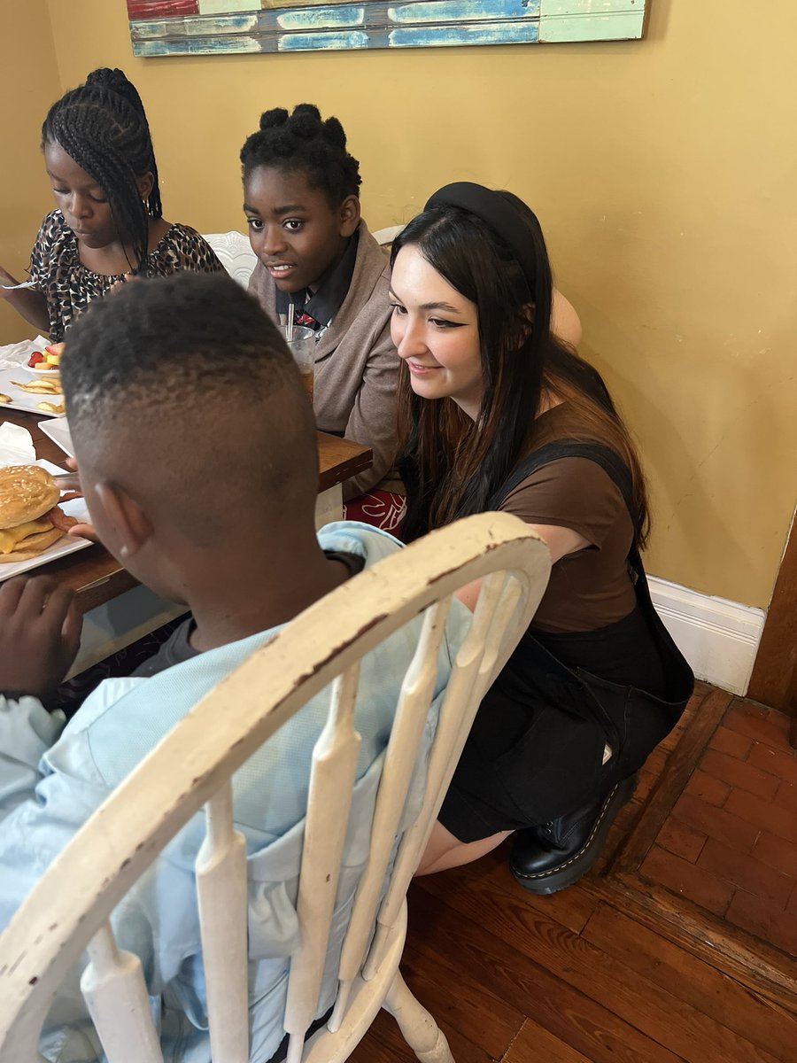 @TerangaAcademy Mrs. Ainsley Brown going over etiquette with students during our field trip to restaurant. Students practiced reading over a menu and manners to prepare for the trip. They love their teacher ❤️. It’s mutual!