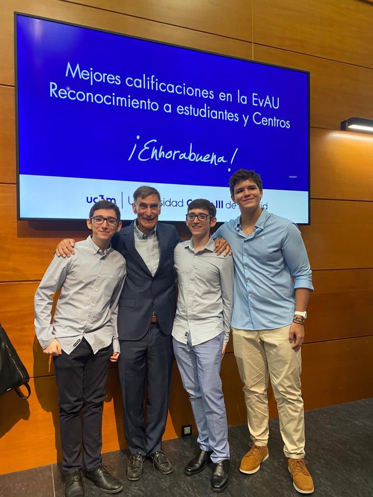 ¡Enhorabuena a Alfredo, Alejandro y Diego! Reconocimiento de la Universidad Carlos III a los alumnos con mejores notas en la Evau. El P. Joaquín estuvo acompañándolos en representación del Colegio.