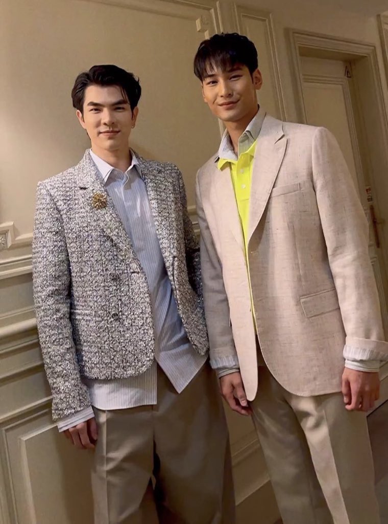StarWaralak's tweet photo. ชุดที่พี่มายพี่โปใส่ เป็นชุดพิเศษที่ Kim Jones เลือกให้เพื่อ มายโปเท่านั้น ไม่ใช่ชุดที่หาซื้อได้ทัวร์ไปนร้า เลือกให้โดยเฉพาะเลย
 MILEAPO THAI AMBASSADORS DIOR
#DiorMenSummer24xMileApo
@Dior 
@Nnattawin1 @milephakphum 
#Nnattawin #MilePhakphum 
#MileApo #มายอาโป https://t.co/eG55n14Yhn