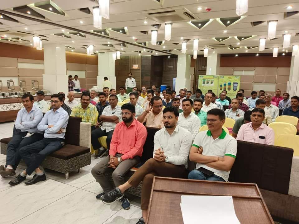 AshwinP93069969's tweet photo. આણંદ અને ખેડા  જિલ્લાના એબીસી અને એ એસ સીના વિક્રેતાની નિગમ અને ઈફફકોના સંયુક્ત ઉપક્રમે નેનો યુરિયા, નેનો ડીએપી, એગ્રો ઇનપુટ ના વેચાણ અર્થે ડીલર મીટીંગ નું આયોજન કરવામાં આવેલ. @RaghavjiPatel @AKRAKESHIAS1 @dipst2003 @gaiclofficial @GujAgriDept @DirectorateofA1 https://t.co/kkCRewu6BZ
