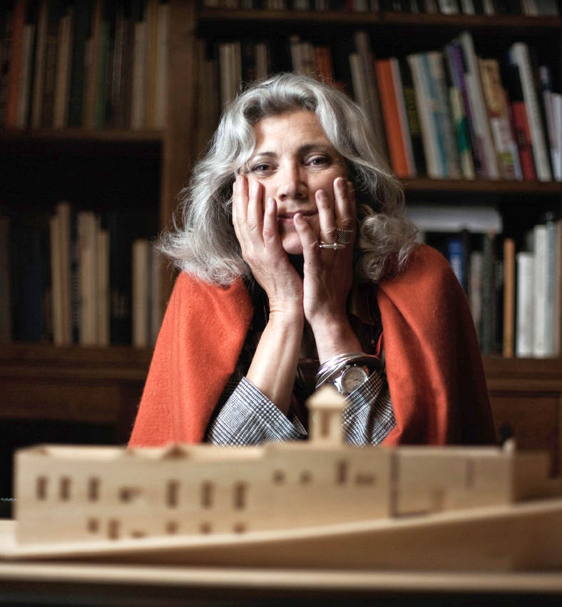 efemarq's tweet photo. #Taldiacomavui de 1954 va néixer l'arquitecta catalana Carme Pinós. Des de 1982 formà un exitós i desconstructivista tàndem amb Enric Miralles. Separats el 1991, Pinós ha continuat fent obres com l'Escola Massana (2008-17) a Barcelona. De què és feta aquesta singular façana? Fil. https://t.co/PCMwbVGNhc