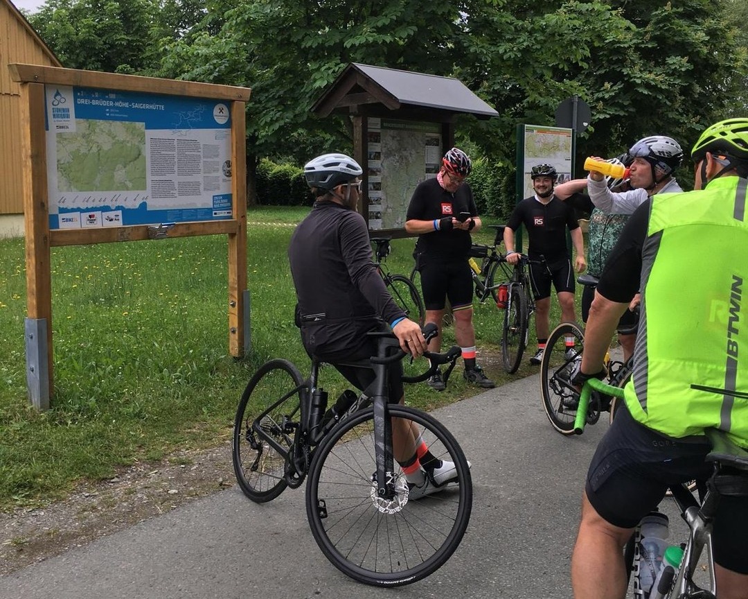 RSOnlineDACH's tweet image. Seit ca. 8.00 Uhr sind unsere 8 RS Stonemen unterwegs: 290 km - 4.900 Höhenmeter - 2 Etappen in 2 Tagen. Die Beine laufen gut, alle geplanten Checkpoints wurden bisher erreicht. #3 markiert die heutige Halbzeit mit bereits absolvierten 89 km. weare.rs/3NmjGfa
#wearers
