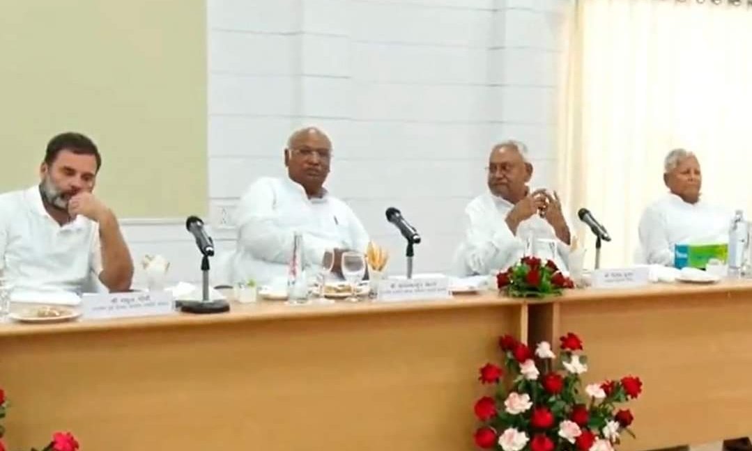 sanjeevhapur's tweet image. 2 PM Candidates &amp;amp; 2 King Makers 

#Patna 

#Body_Language बिनोद Body Language