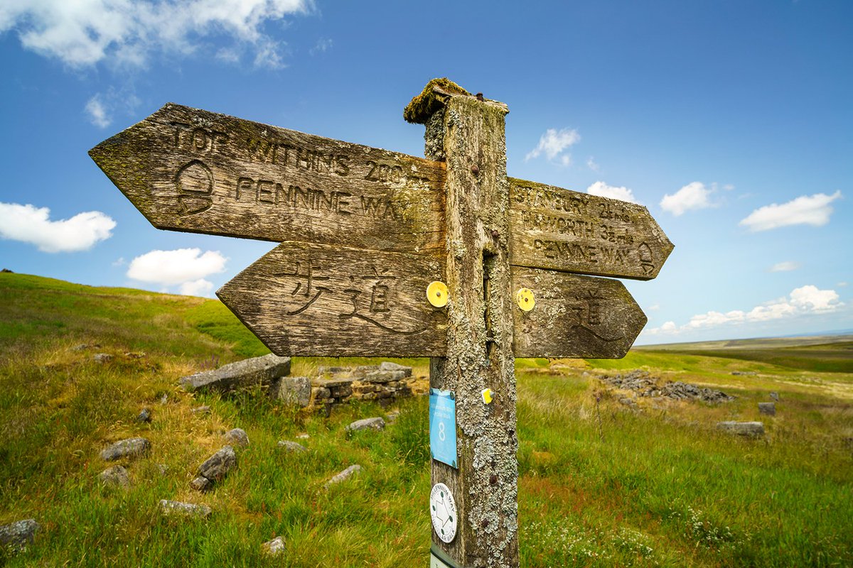 ChunAlan's tweet image. Top Withens, Haworth, West Yorkshire.  Because of the popularity with the Japanese tourists some of the #FingerPost signs were carved in English and Japanese #fingerpostfriday #TopWithens #Haworth #WestYorkshire #PenineWay