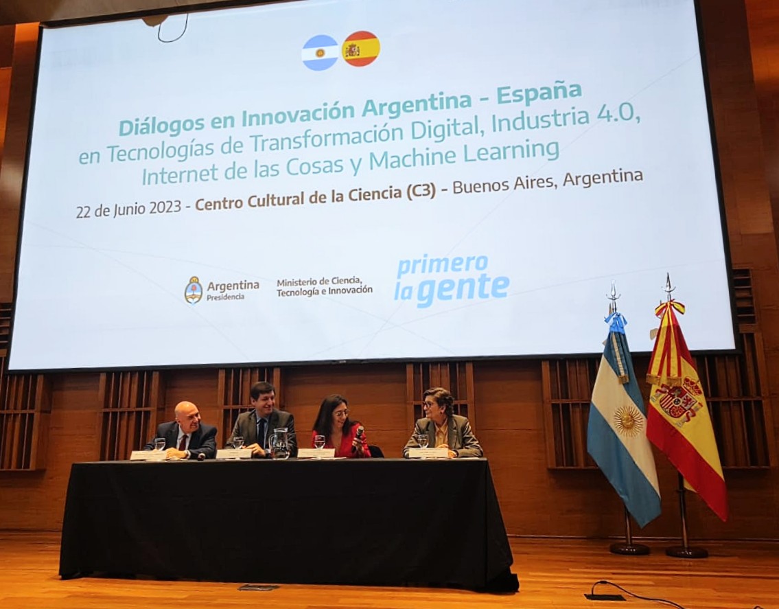 Ayer acudió la Embajadora Alonso en #BuenosAires a los “Diálogos en #Innovación Argentina-España en Tecnologías de Transformación Digital, Industria 4.0, #InternetdelasCosas y #MachineLearning”.
Se habló de compra pública innovadora y de estratégicas público-privadas.
