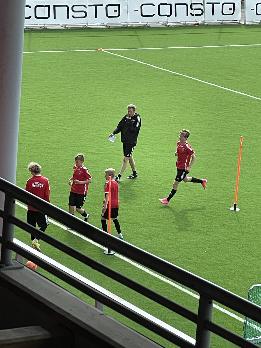 I jobben som fotballtrener møter man mange folk på veien, der noen gir større inntrykk enn andre. 
I et år har jeg fått jobbe med min venn <a href="/mikkel_randeris/">Mikkel Randeris</a> i <a href="/TromsoIL/">Tromsø IL</a>, som i dag har siste økt i TIL.
Hans høye standarder, energi og kompetanse har gjort akademiet mye bedre! ⚽️🇩🇰✌🏼