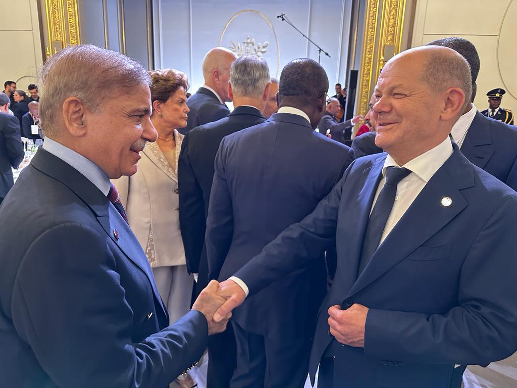 Prime Minister Muhammad Shehbaz Sharif meets German Chancellor Olaf Scholz on the sidelines of the Summit for a #NewGlobalFinancialPact in Paris. 23rd of June, 2023.
#PMatIntFinanceMoot