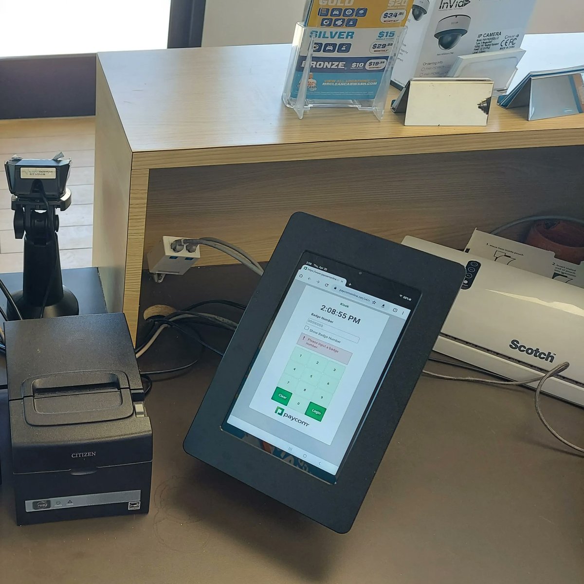 vidabox_kiosks's tweet image. Try our 360 Tilting &amp;amp; Rotating VESA Surface Mount for your next time clock installation! ⏲️  #VidaBox #TImeClock #TabletMount