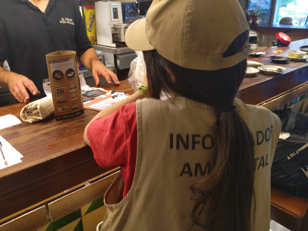 vic_mediambient's tweet photo. Aquest estiu #SumaTalZero per reduir el malbaratament alimentari ���🥖🍖🥙🥧
➕de 30 bars i restaurants de #Vic ja ofereixen el menjar que sobra al plat en carmanyoles compostables♻️🌱
S'han adherit a la campanya que promou l'@aj_vic
ℹ️👉 https://t.co/M6cEiExWaY https://t.co/iX1fOXLNfq