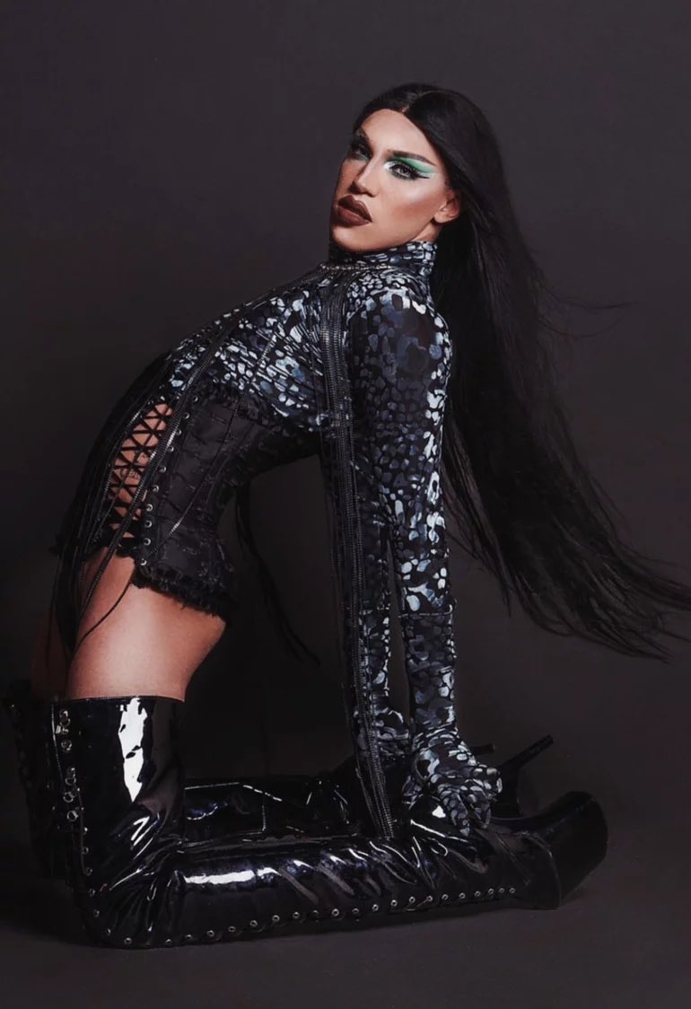 OwnUtopia's tweet photo. A drag queen goiana Cassie Fawls quebrou seu hiatus de quase cinco anos sem lançamentos e finalmente já podemos ouvir seu terceiro single #Aquece, lançado hoje em todas as plataformas digitais! 🔥🐍 https://t.co/wXQgrHvaf1 https://t.co/Y7B0x3DUg6