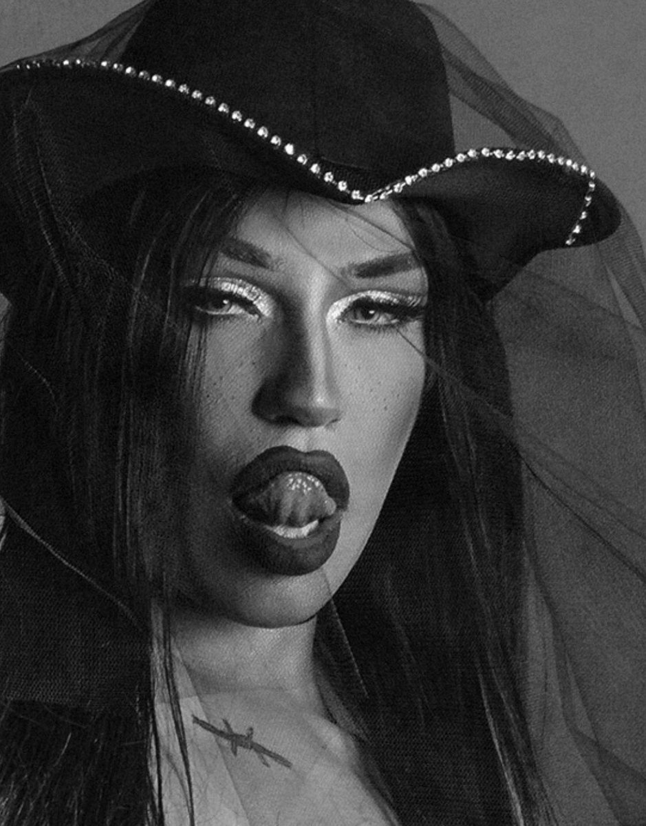 OwnUtopia's tweet photo. A drag queen goiana Cassie Fawls quebrou seu hiatus de quase cinco anos sem lançamentos e finalmente já podemos ouvir seu terceiro single #Aquece, lançado hoje em todas as plataformas digitais! 🔥🐍 https://t.co/wXQgrHvaf1 https://t.co/Y7B0x3DUg6