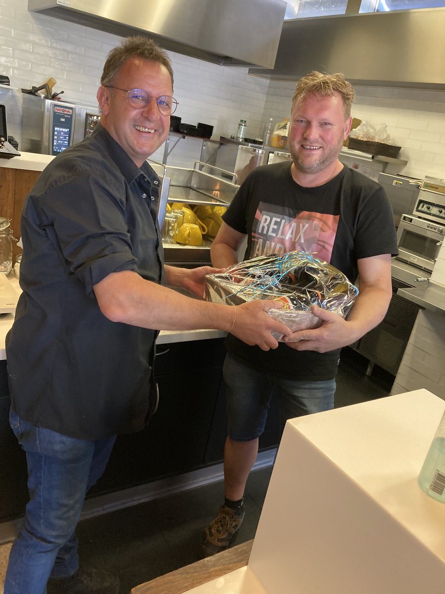 robbyssnacks's tweet photo. ‘Onze’ Johan 25 jaar in dienst bij Horeca groothandel List….
dus ook al 25 jaar DE persoon die hier meerdere keren per week over de vloer komt om de levering tot in de puntjes te verzorgen.
Johan bedankt!

#jubileumjohan #list #robbyssnacks #raalte #horeca #salland #fastfood https://t.co/hp3rFIcjU0