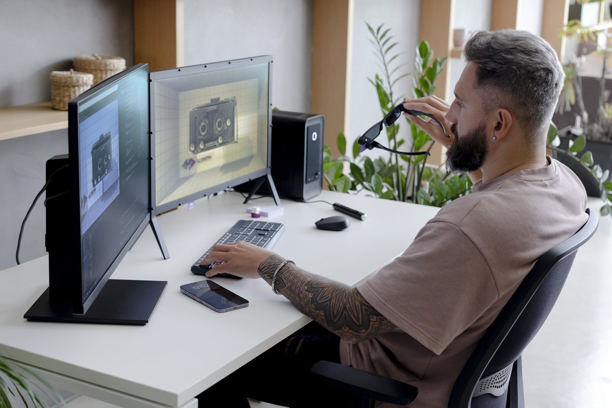 Illumetry IO virtual hologram effect always remains stable, no matter what your POV is. The device is powered with an Antilatency tracker, which determines its position relative to active IR markers placed on the display frame. A beautiful tech solution, nothing more ✨