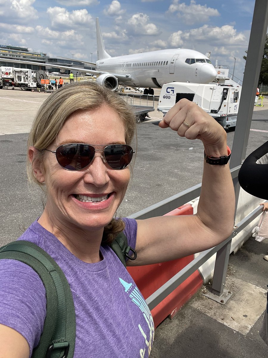 Happy Flex Friday!💪😎 Off for summer adventures with my Peaker gear and favorite backpack! 🌍💙 @MyPeakChallenge @SamHeughan @MountainPeakers @TPeakers #flexfriday #mpsunglassesflex