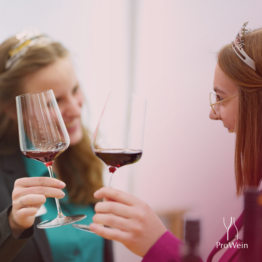 Happy weekend! 🌞  Here's to a wonderful summer weekend! 🎉
Did you know that there are over 1,300 different varieties of grape? From fruity and light to stronger and more complex. What’s your favorite wine? 🍇🌍

#prowein #prowein2024 #proweintradefair #winebusiness #winetasting