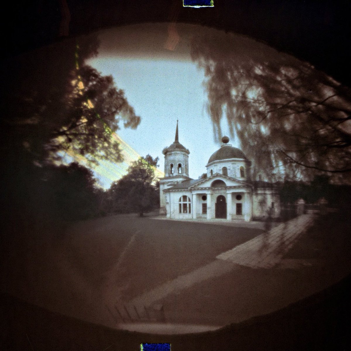 tomafotograaf's tweet photo. These #solargraphs are unconventional photographs, taken with a pinhole camera. We are not accustomed to seeing these kinds of sun paths with our naked eyes. In these images, this unique process beautifully captures into a single solargraph the sun’s slow path across the sky each day for several months. #alternativephotography