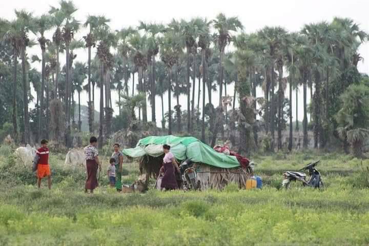 MaybomeM's tweet photo. In Sagaing Division,at least 10 people have died in two weeks due to terrorist army's shooting and violence on the villages near SaLingyi Township, and 5 people who were fleeing have also died due to health problem. #2023Jun23Coup #WarCrimesOfJunta #WhatsHappeningInMyanmar https://t.co/oJ3bEaxiXh