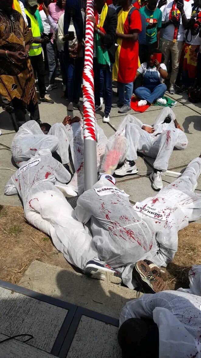 Awah_Juuf's tweet photo. Les sénégalais aujourd’hui, devant la @CourPenaleInt pour les crimes contre l’humanité de @Macky_Sall  et de son gouvernement sur les sénégalais.

- plus 50 sénégalais tués par les FDS 
      17 en mars 2021
      30 en juin 2023 (sans compter les corps rejetés par la mer et les disparus)
- des centaines de blessés , au moins 500 blessés en juin 2023
- l’utilisation d’enfants comme boucliers humains par les FDS 
- la présence d’une milice armée lourdement par le gouvernement qui tirent sur les populations 
- plus de 700 otages politiques 
- le signal d’une TV coupé illégalement 
- le blocage de l’accès à Internet et certains RS 
- des tortures , intimidations, menaces et violences de tout genre.

Nous peuple sénégalais vous demandons @CourPenaleInt d’ouvrir une enquête suite à la plainte déposée.
@hrw @amnesty @lemondefr 

#FreeSenegal