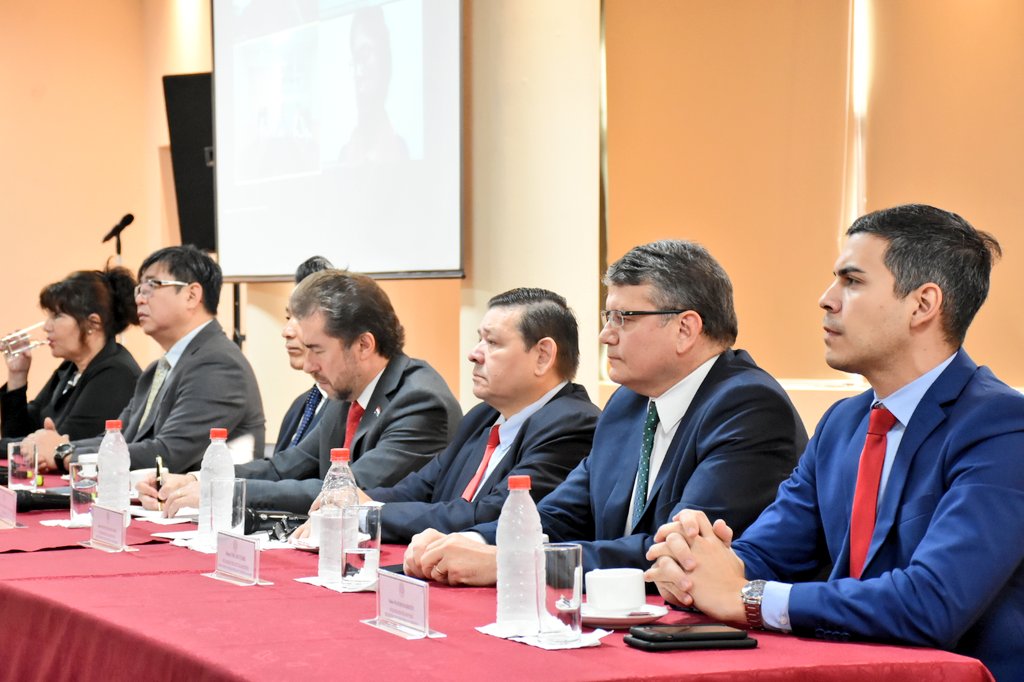CEMEparaguay's tweet photo. AHORA| Se realiza acto de entrega de reconocimiento a los primeros 10 jóvenes paraguayos que viajarán a Corea del Sur para ser capacitados en uno de los centros más reconocidos a nivel mundial en materia de producción de matrices y ensamblajes del sector automotriz. #KATECH 🇵🇾♻️ https://t.co/v8oAsFncrv